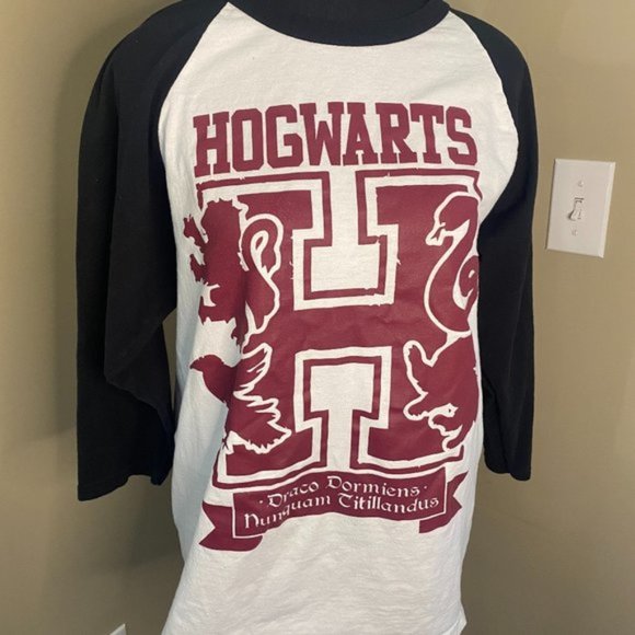 Harry Potter Hogwarts Logo Baseball Tee 3 4 Length Sleeve Size Medium Black - Picture 1 of 4